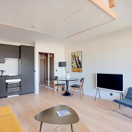 Refait A Neuf Avec Balcon Et Vue Sur La Seine - Bail Mobilite Apartment