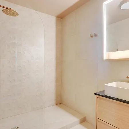 Refait à Neuf Avec Balcon Et Vue Sur La Seine - Bail Mobilité Parigi