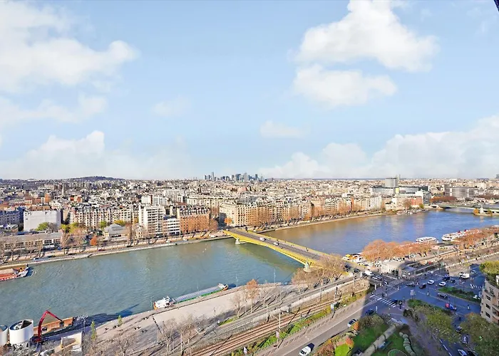 Refait A Neuf Avec Balcon Et Vue Sur La Seine - Bail Mobilite